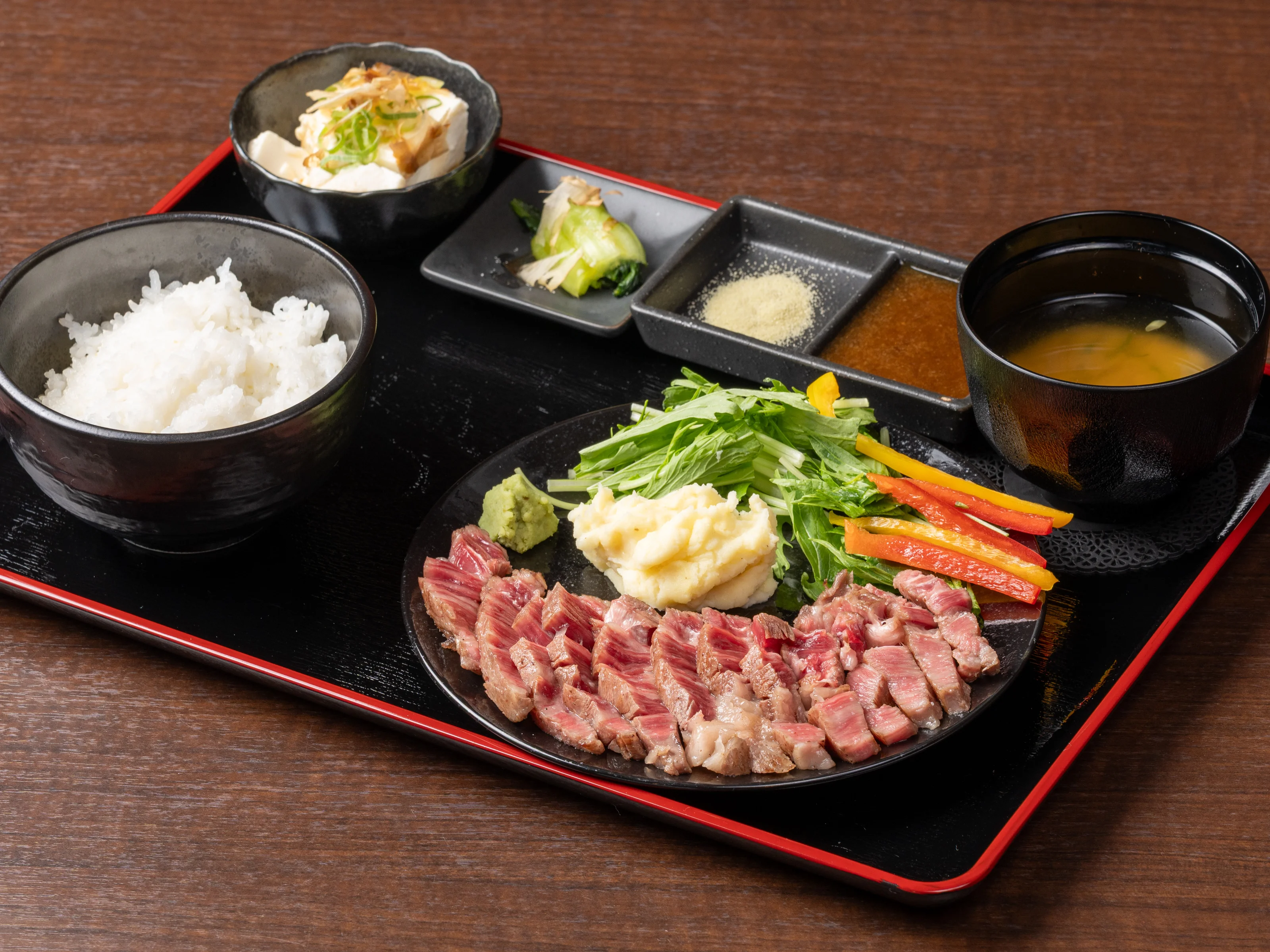 鉄板で仕上げた和牛料理の一皿